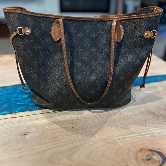Authentic Louis Vuitton Neverfull MM - Picture 7 of 16